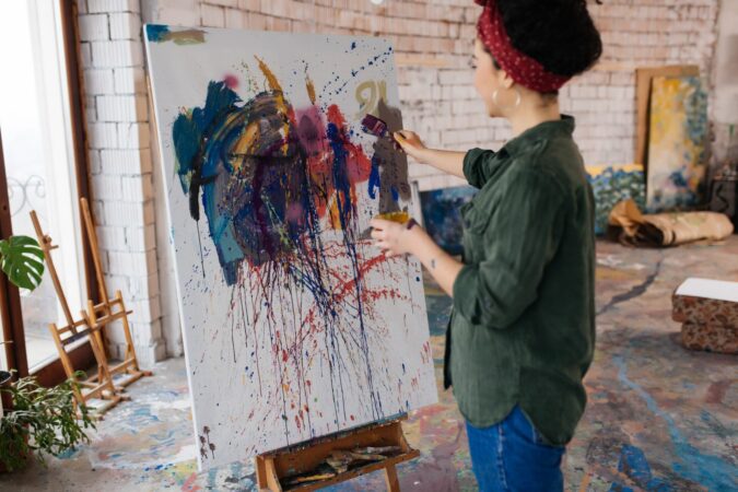 Odkrywaj nowych polskich artystów dzięki galeriom sztuki online, przedstawiającym malarstwo, rzeźbę i inne formy sztuki.