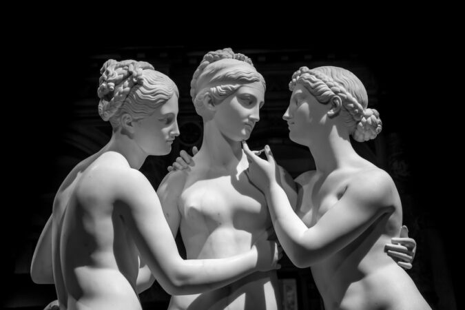 Rzeźba trzy kobiety na czarnym tle